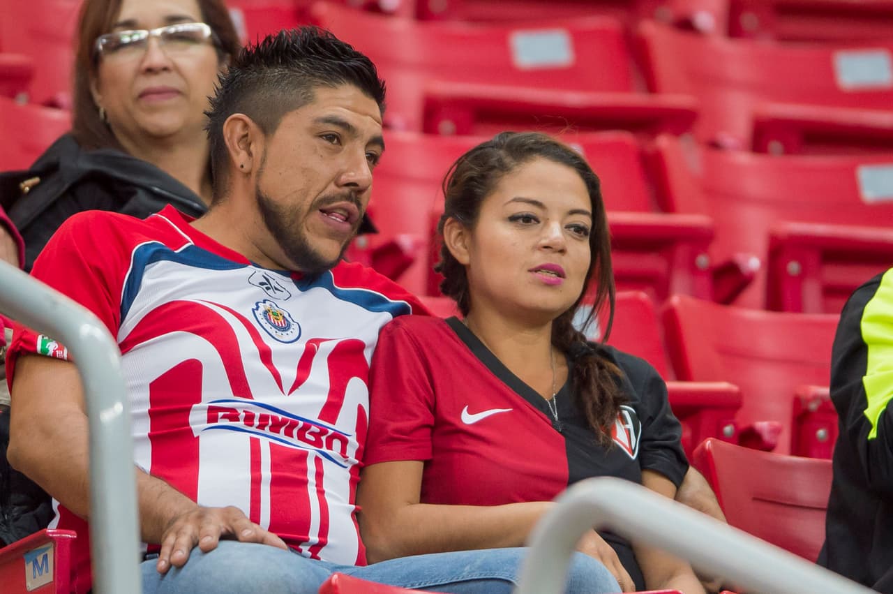 Los aficianados de las Chivas y del Atlas, compartieron en las tribunas. Algunos por el amor y otros por la amistad.