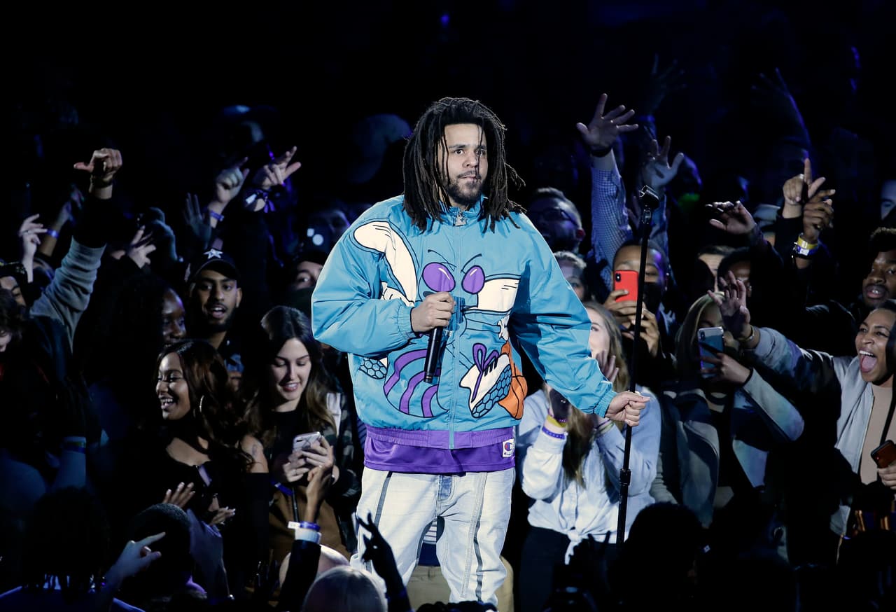 El rapero J. Cole se presentó en el intermedio de la edición 68 del NBA All-Star Game en Charlotte, North Carolina.