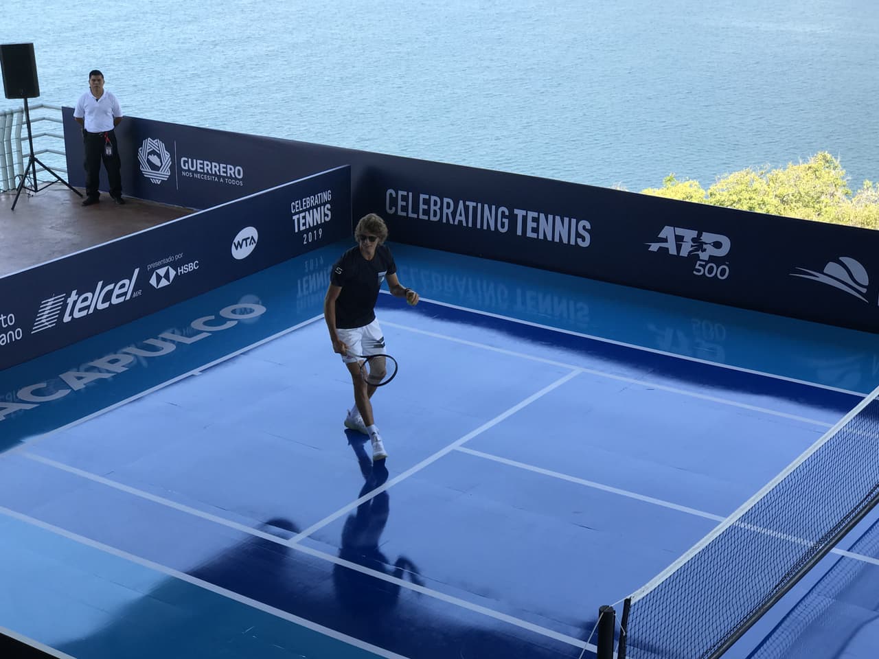 Pero es una perfecta réplica a escala de la cancha central del complejo tenístico de Acapulco.