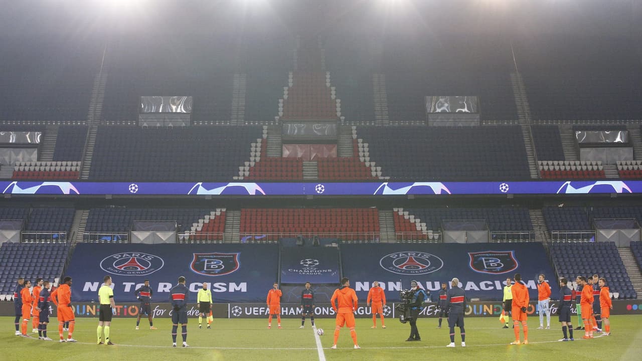 Se hincaron y levantaron el puño mientras sonaba el himno de la competición; portaron playeras y aparecieron las mantas en el Parque de los Príncipes en contra de la discriminación racial. La UEFA ya realiza averiguaciones sobre lo sucedido para tomar medidas al respecto.