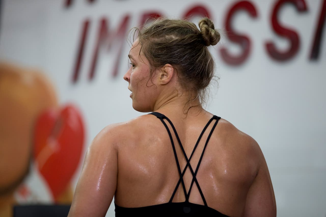 "Si te gané rápidamente, esa soy yo en mi lado más misericordioso", dijo Rousey. "Eso significa que irás a casa ilesa con un cheque. Si hago que la lucha dure más tiempo, eso significa que no me gustas y quiero que te vayas a casa luciendo diferente a la manera en que entraste. Y a mí no me gusta esta chica ".