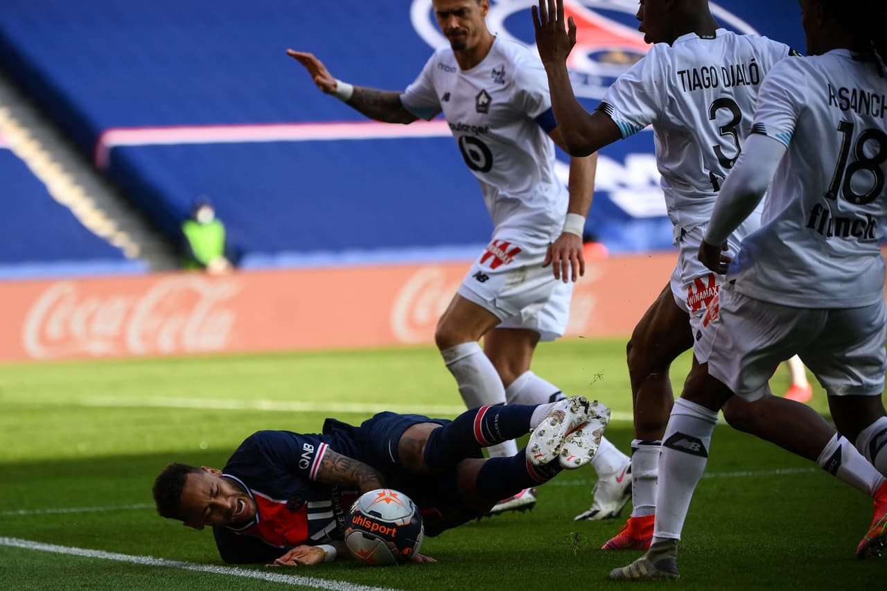 Neymar cayó dentro del área y pedía penal, pero el árbitro no se lo concedió.