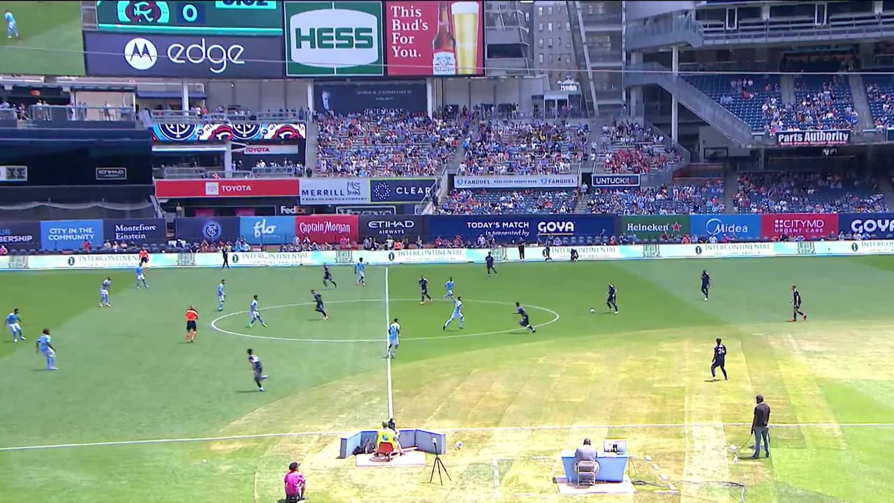 Arranca el partido y la pelota está en juego.