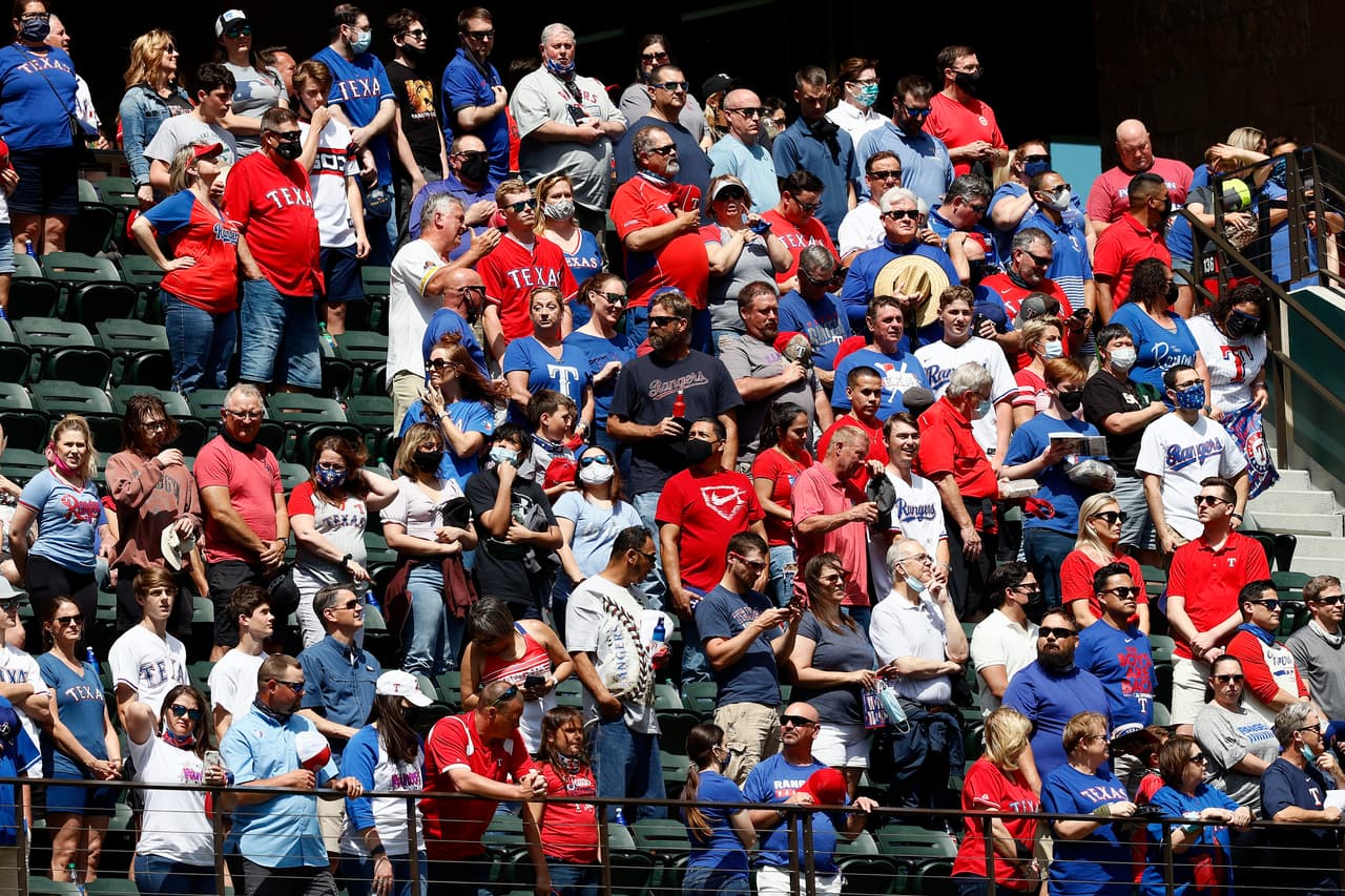Los 37,238 asistentes llenaron el estadio Globe Life Field para presenciar el Blue Jays vs. Rangers Texas en tiempos de coronavirus.