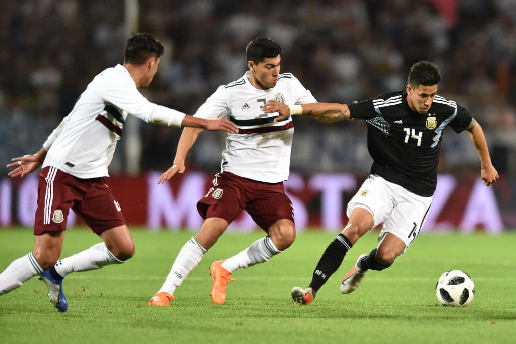 Erick Gutiérrez (3) tuvo empeño, empuje, intención, pero sus compañeros no se contagiaron de esas cualidades del volante del PSV Eindhoven.