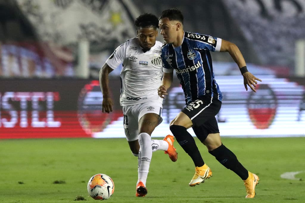 Santos sabe como jugar de local y hace que Gremio se arrepienta de haber pisado su cancha al vencerlos 4-1 y conseguir su lugar en las semifininales del torneo.