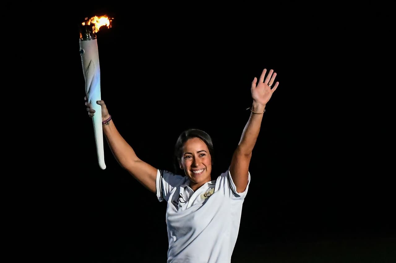 La bicampeona olímpica en ciclismo BMX, Mariana Pajón, también llevó el Fuego dentro del estadio.
