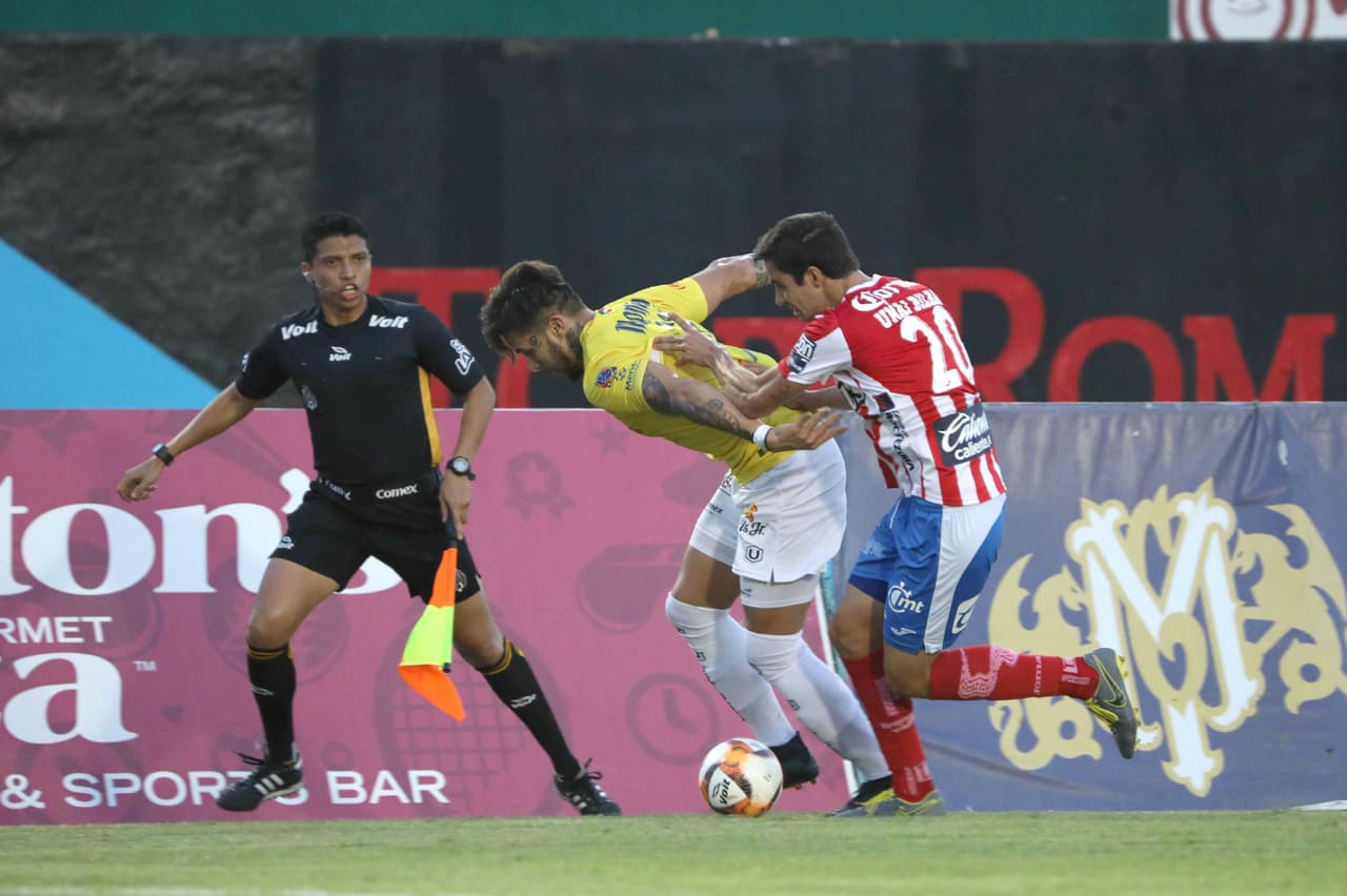 Alan Guillermo Muraldo y Unai Bilbao peleando por el esférico en acciones de la segunda mitad del encuentro.