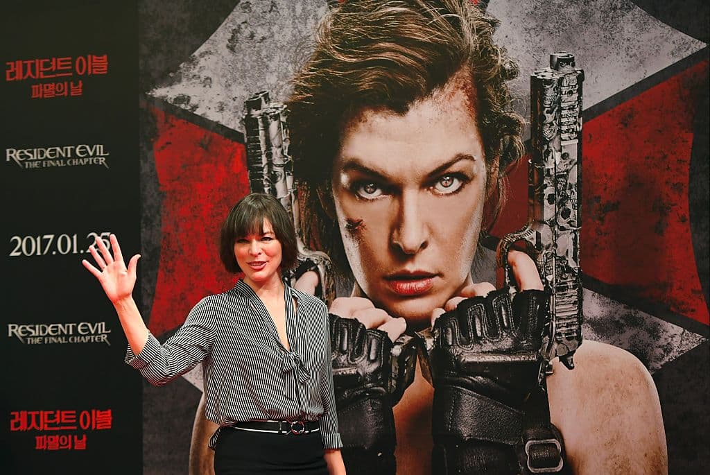 2015 - Una doble resulta gravemente herida en un accidente de motocicleta en el set de "Resident Evil: The Final Chapter" que provoca la amputación de su brazo.