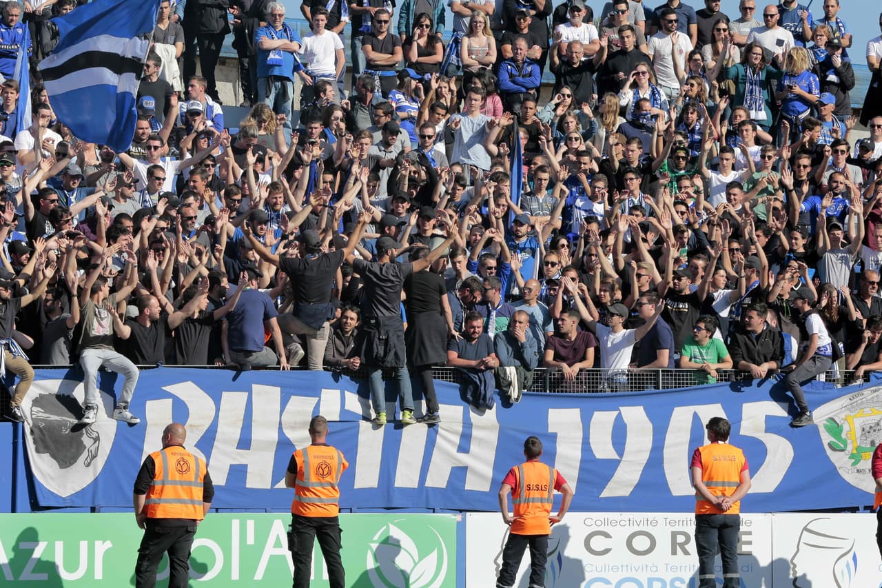 El grupo radical más temible del club se llama 'Bastia 1905' por el año de su fundación.