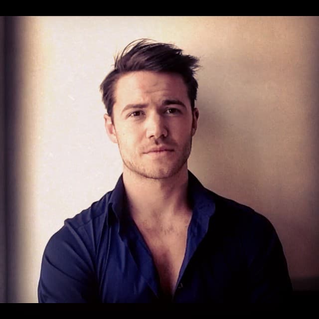 Tom Ainsley (The Royals) interpretará a Charlie, una aspirante a modelo que se enamoró de Valentina en la Semana de la Moda de Londres y que la siguió a Nueva York.