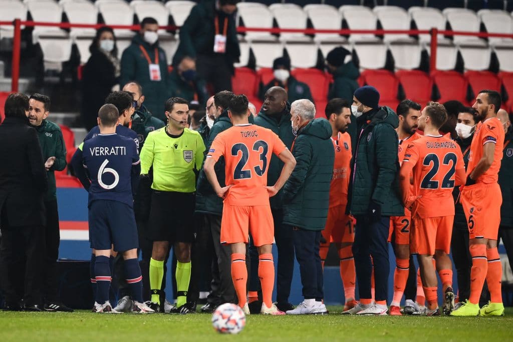 PSG e Istanbul Basaksehir se retiran por racismo de un árbitro
