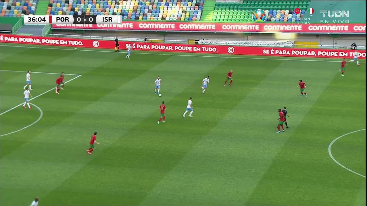 ¡TIRO ATAJADO! disparo por Cristiano Ronaldo.