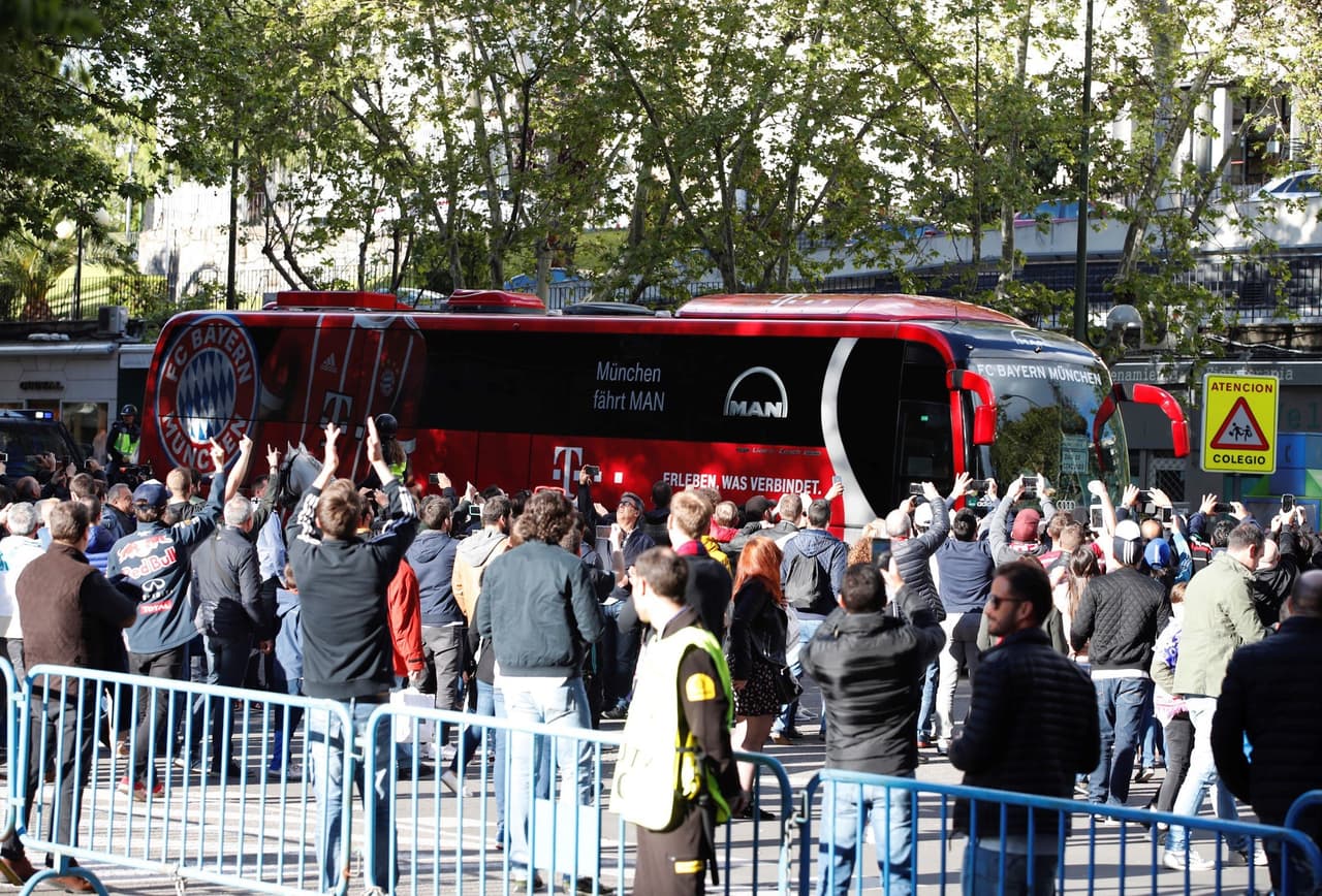 Fanáticos alemanes se tomaron la Plaza Mayor de la capital española en la fiesta previa de Real Madrid-Bayern Munich, escoltados por las autoridades para el juego de vuelta de semifinal de Champions.