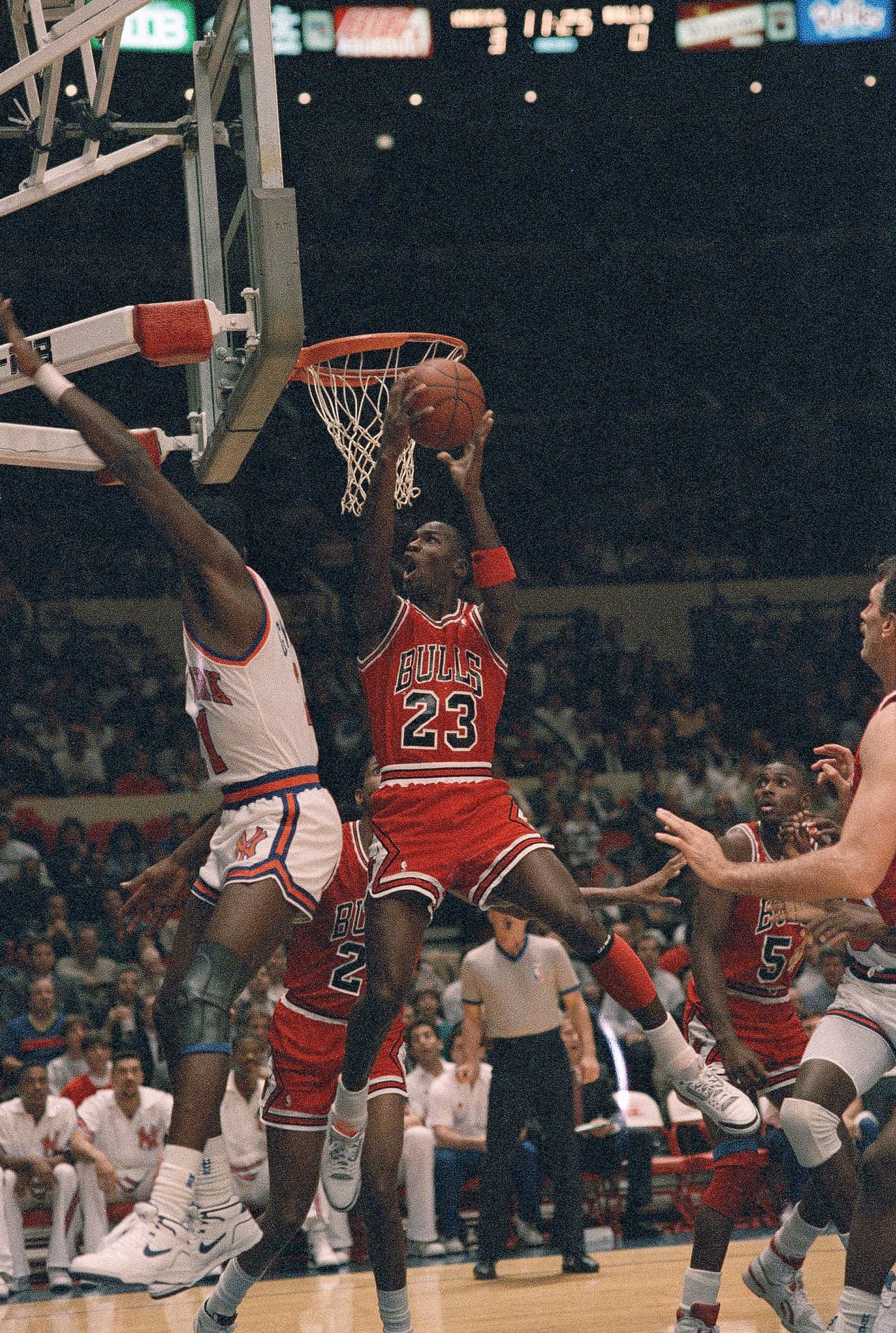 A pesar que los reflectores estuvieron sobre él, Jordan nunca abandonó su estilo espectacular al coronarse tres veces campeón de NBA (1991, 1992, 1993), ni siquiera tras su primer retiro en 1994.