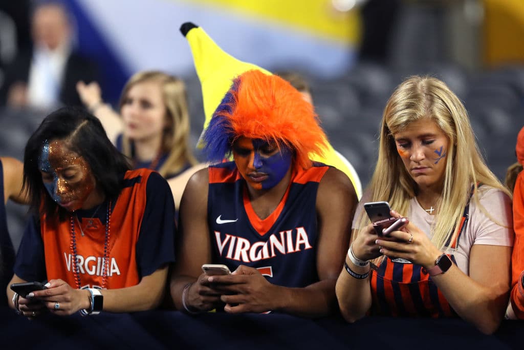 Un increíble ambiente el que se vivió dentro y fuera del US Bank Stadium previo al Juego por el Campeonato Nacional del básquetbol universitario entre los Texas Tech Red Raiders y los Virginia Cavaliers.