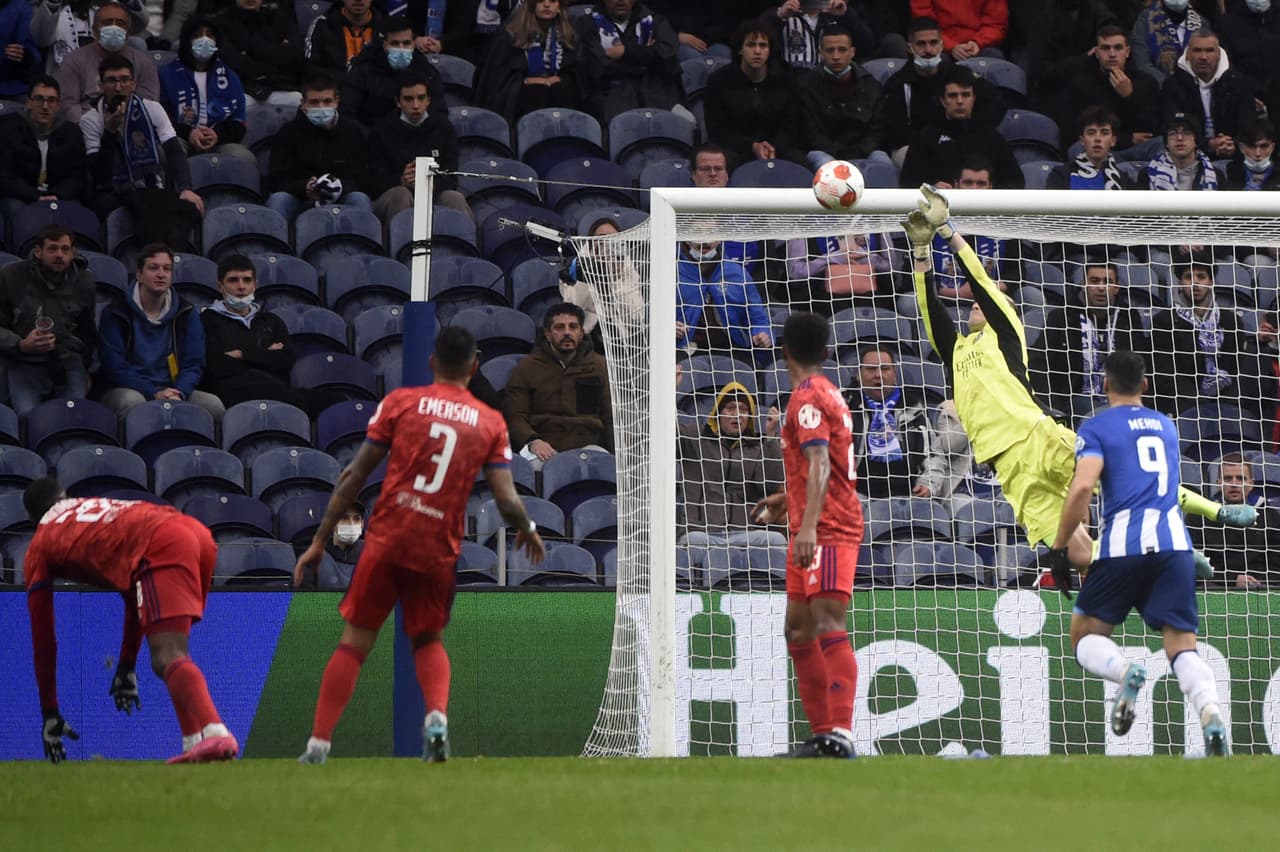 Betis pudo perder por marcador más abultado ante Eintrach Frankfurt; Lainez y Guardado no vieron acción. Lyon derrotó a Porto de visita con gol de Lucas Paquetá