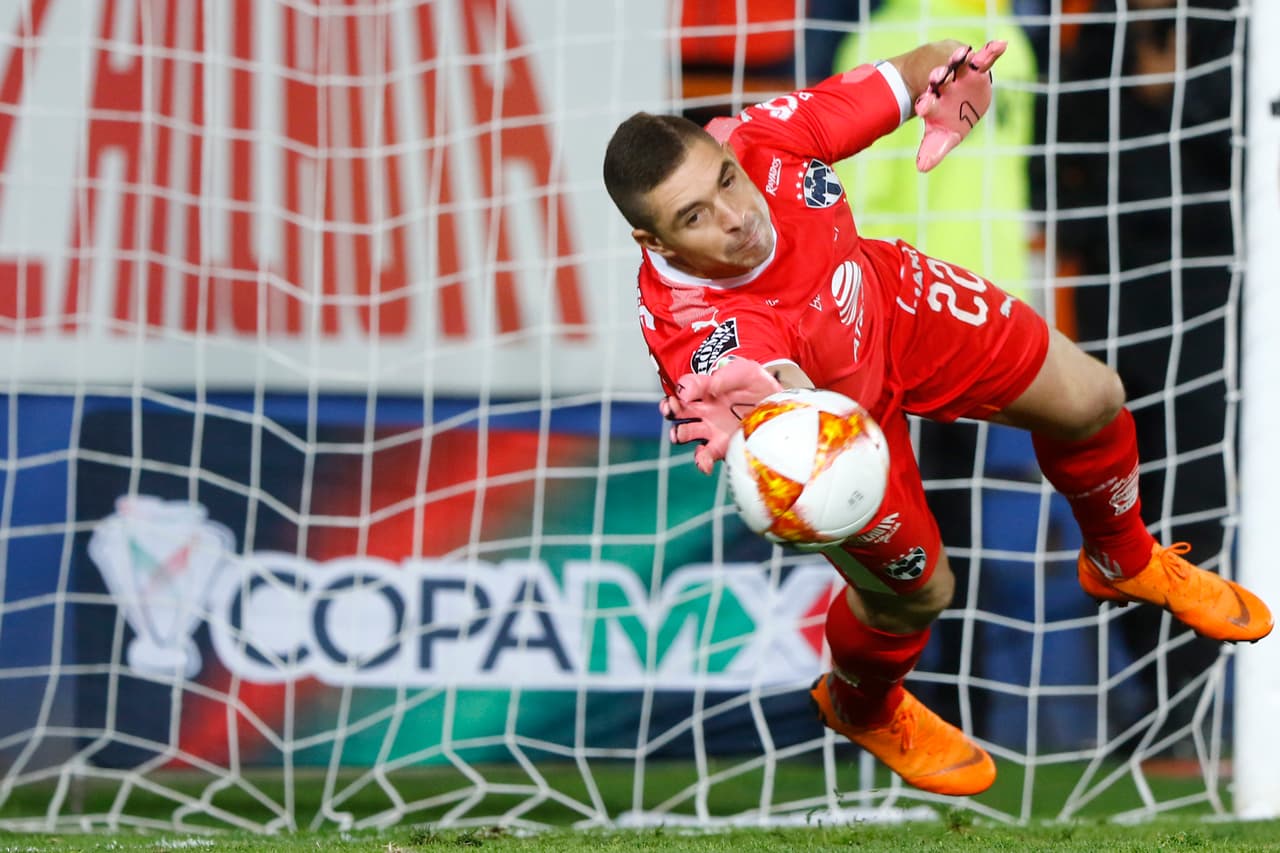 Pero en los penaltis los Tuzos anduvieron erráticos, un lanzamiento se estrelló en el palo y otro lo contuvo Carrizo para dejar la mesa puesta al último tirador.