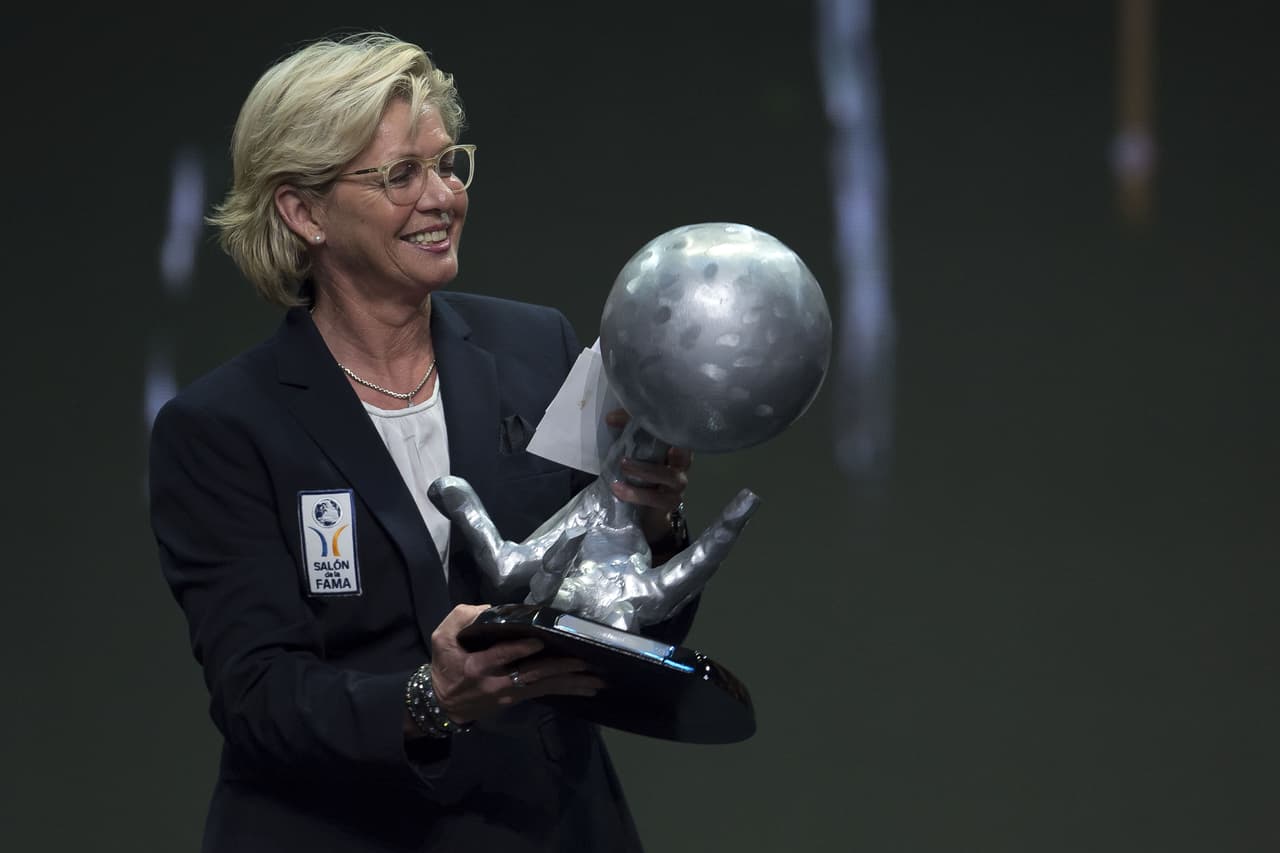 Para muchos no sólo es la mejor en la actualidad sino de todos los tiempos: Silvia Neid. La alemana fue reconocida por su aporte al balompié femenil y lo conseguido con la selección germana.