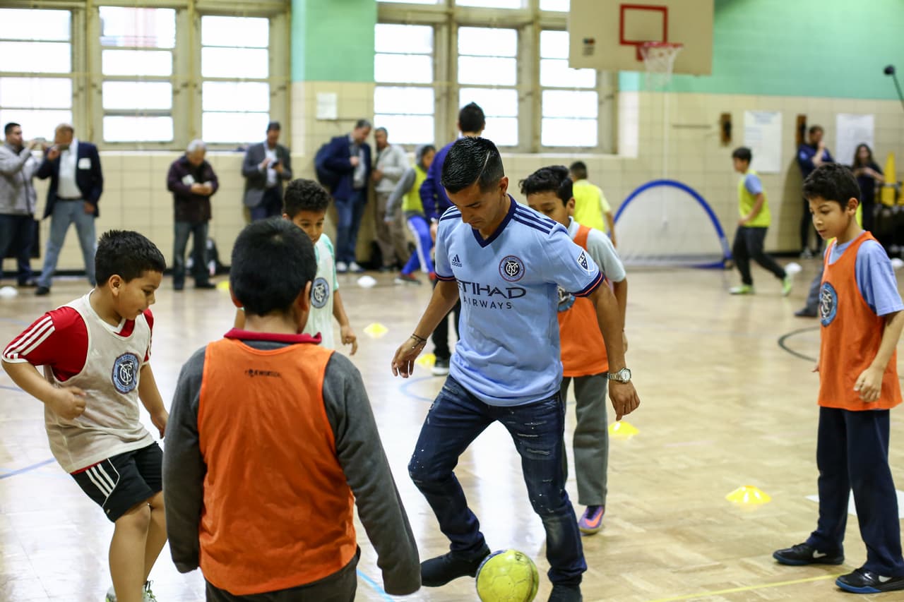 Moralez finalizó su presentación jugando con alumnos de escuela primaria.