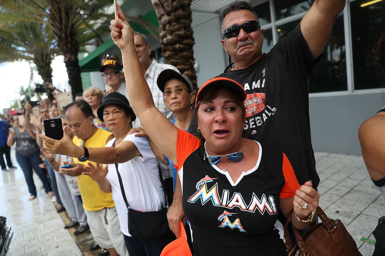 Los seguidores de los Marlins estuvieron presentes usando la camisa con el número 16 que utilizaba el jugador.