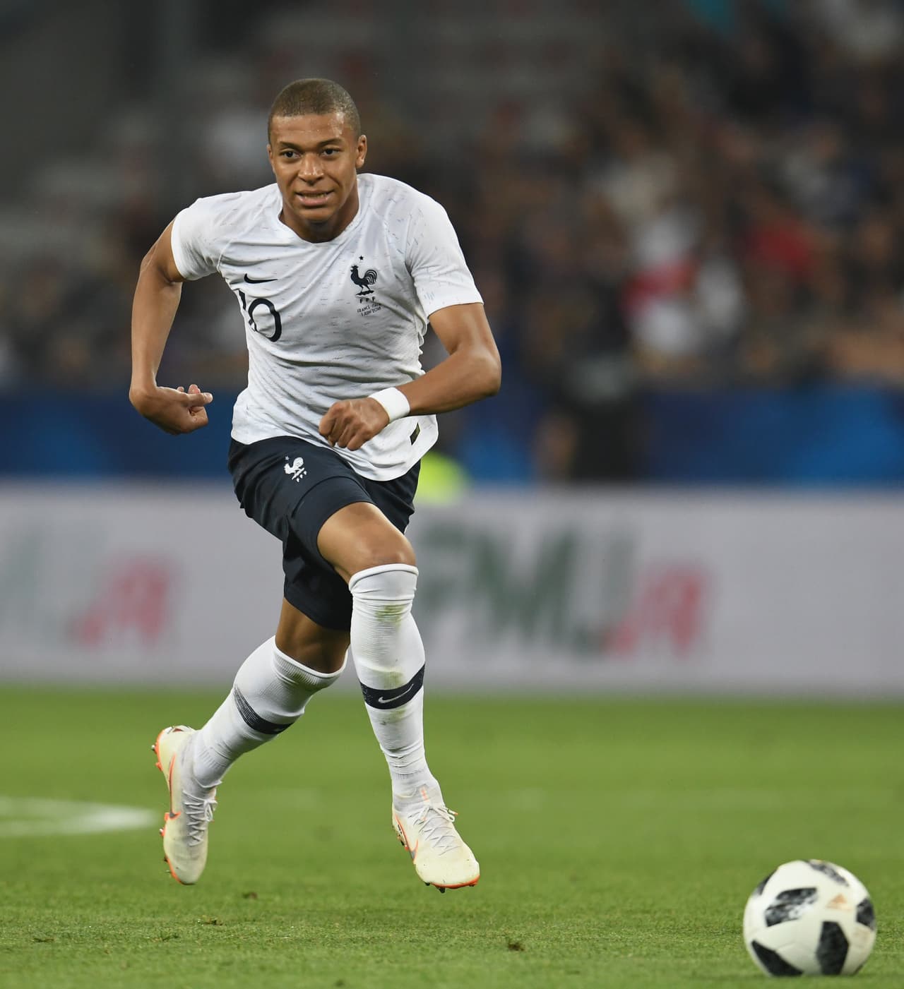 <b>Kylian Mbappé</b>: 
<b>20.3 millones de dólares</b>. Es delantero de la Selección de Francia y juega con el PSG.