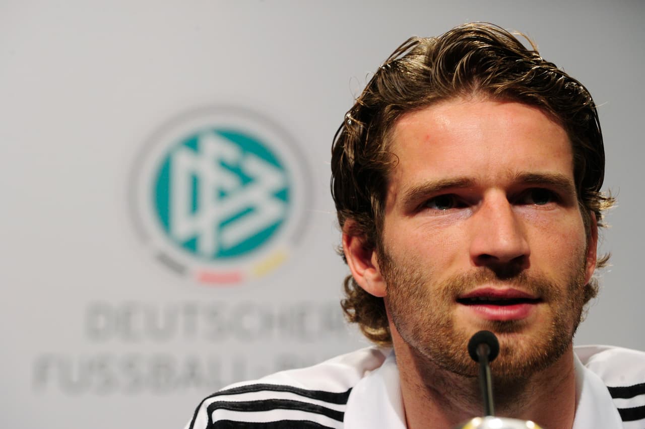 El primero de los seis en decir adiós a tiempo fue el zaguero Arne Friedrich. Lo hizo luego de ser semifinalista en Sudáfrica.