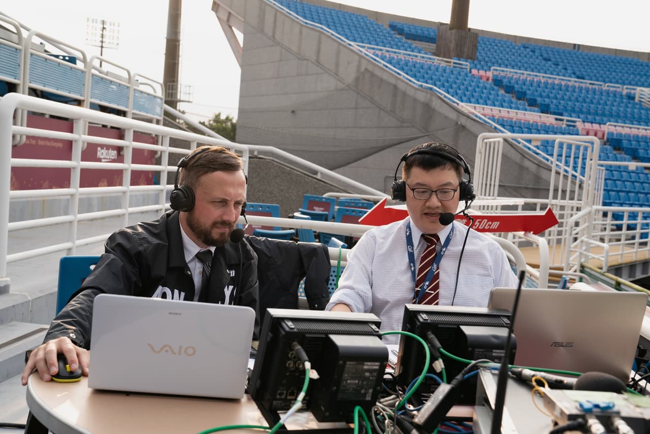 Los comentadores transmitieron y comentaron el partido en vivo para todo el mundo el fin de semana pasado.