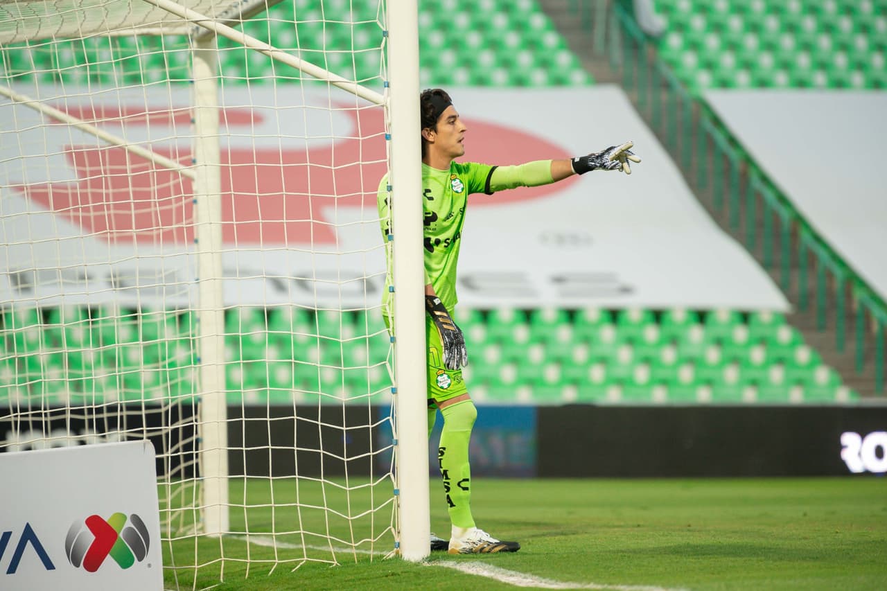 Carlos Acevedo comoda la barrera frente a un peligroso tiro libre del Pachuca.