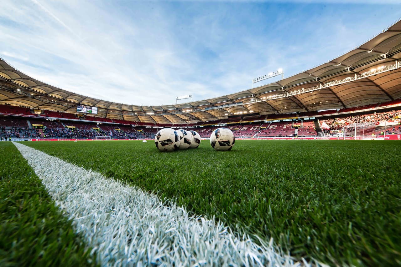 El estadio de Stuttgart tiene un techo de poliester y es capaz de recibir unos 60 mil espectadores. Como curiosidad, de 1933 a 1945 su primer nombre era en homenaje a Adolf Hitler.