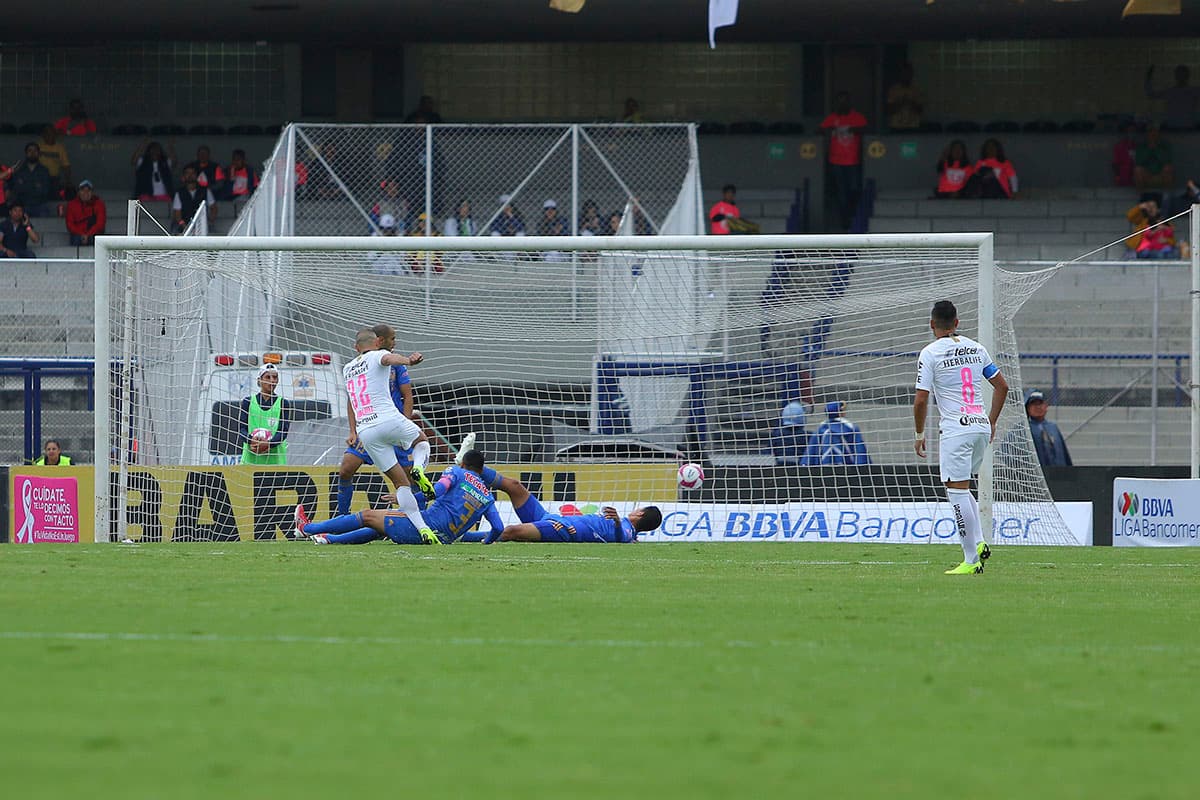 De nuevo llegaba al marcador Pumas con esta definición dentro del área de Carlos González.