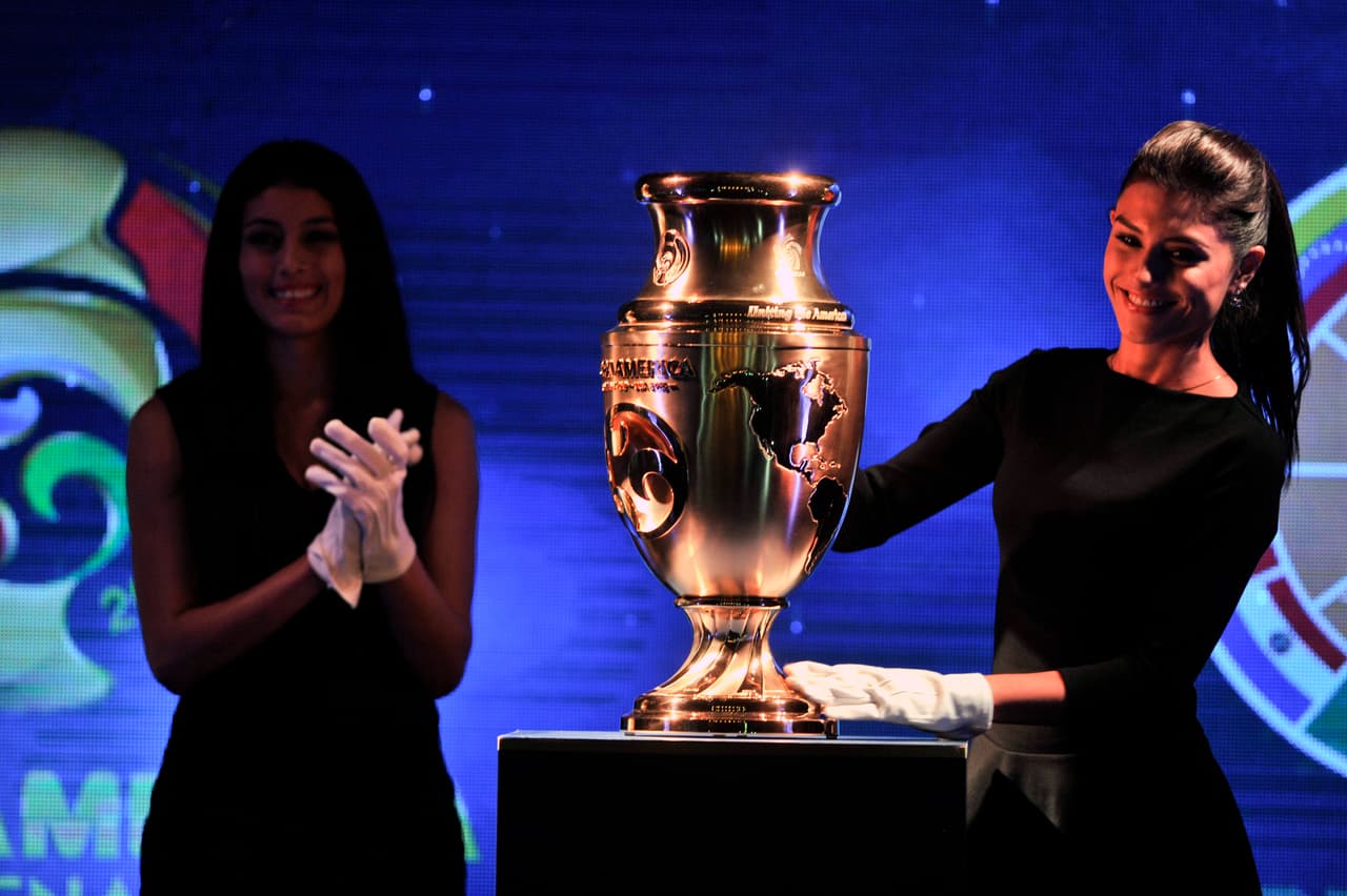 El trofeo, que fue presentado el pasado mes de abril, se inspira en la copa que se ha entregado desde 1916, año de la disputa de la primera edición de la considerada competición de selecciones más antigua del mundo.