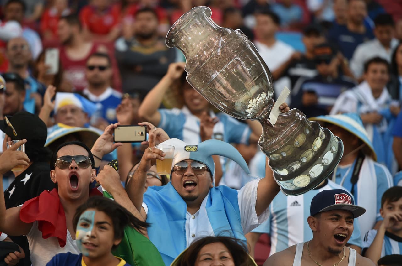 La selección ganadora conquistará este trofeo de manera definitiva y podrá guardarlo en sus vitrinas de forma permanente, dada la condición de torneo extraordinario que tiene esta edición de la Copa América. Además, el vencedor también quedará registrado en el listado oficial de ganadores de Copa América.
