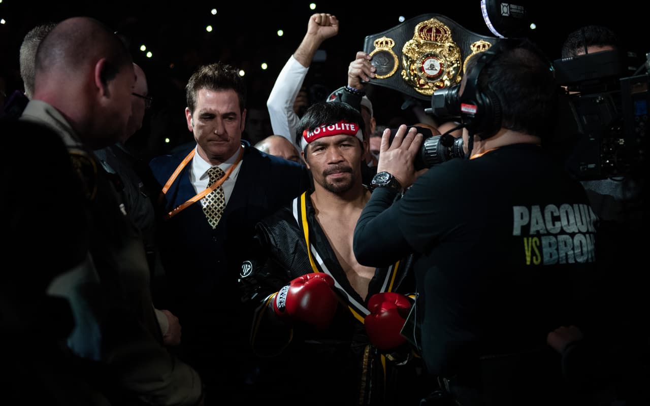 Manny Pacquiao se llevó la decisión unánime de los jueces con puntaje de 17-111, 116-112 x2. De esta forma retuvo su título mundial wélter de la AMB.