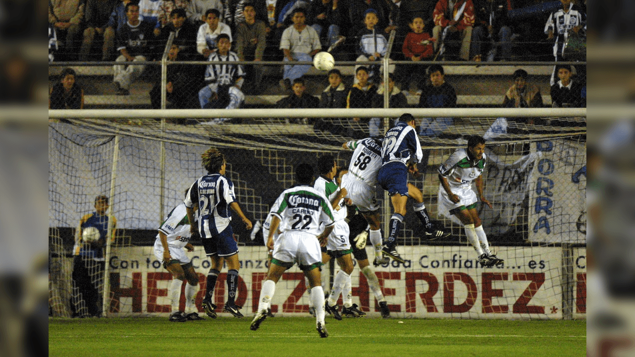 <b>Verano 2001: Segundo título </b>
<br>- Durante el Torneo Verano 2001, los Guerreros llegaron a la Final ante Pachuca.
<br>- Santos llegó como uno de los equipos más sólidos luego de haber finalizado en segundo lugar de la tabla general.
<br>- El 17 de mayo se jugó el partido de ida en el Estadio Hidalgo donde los Tuzos se fueron con ventaja de 2-1 en el marcador.
<br>- Los laguneros estaban conformados por jugadores como Adrián Martínez, Héctor ‘Pitty’ 
<br>Altamirano, Carlos Cariño, Rodrigo ‘Pony’ Ruiz’, Róbson Luiz o Jared Borgetti.