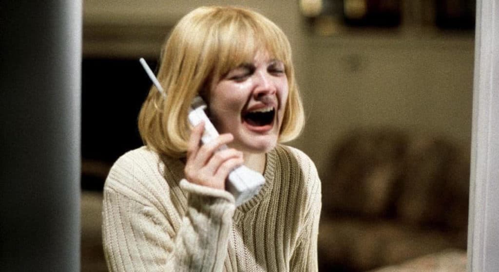 Aunque sólo apareció al inicio y de forma muy breveS en la película de ‘Scream’, eso bastó para convertirse en una de las escenas más memorable de toda la lista.