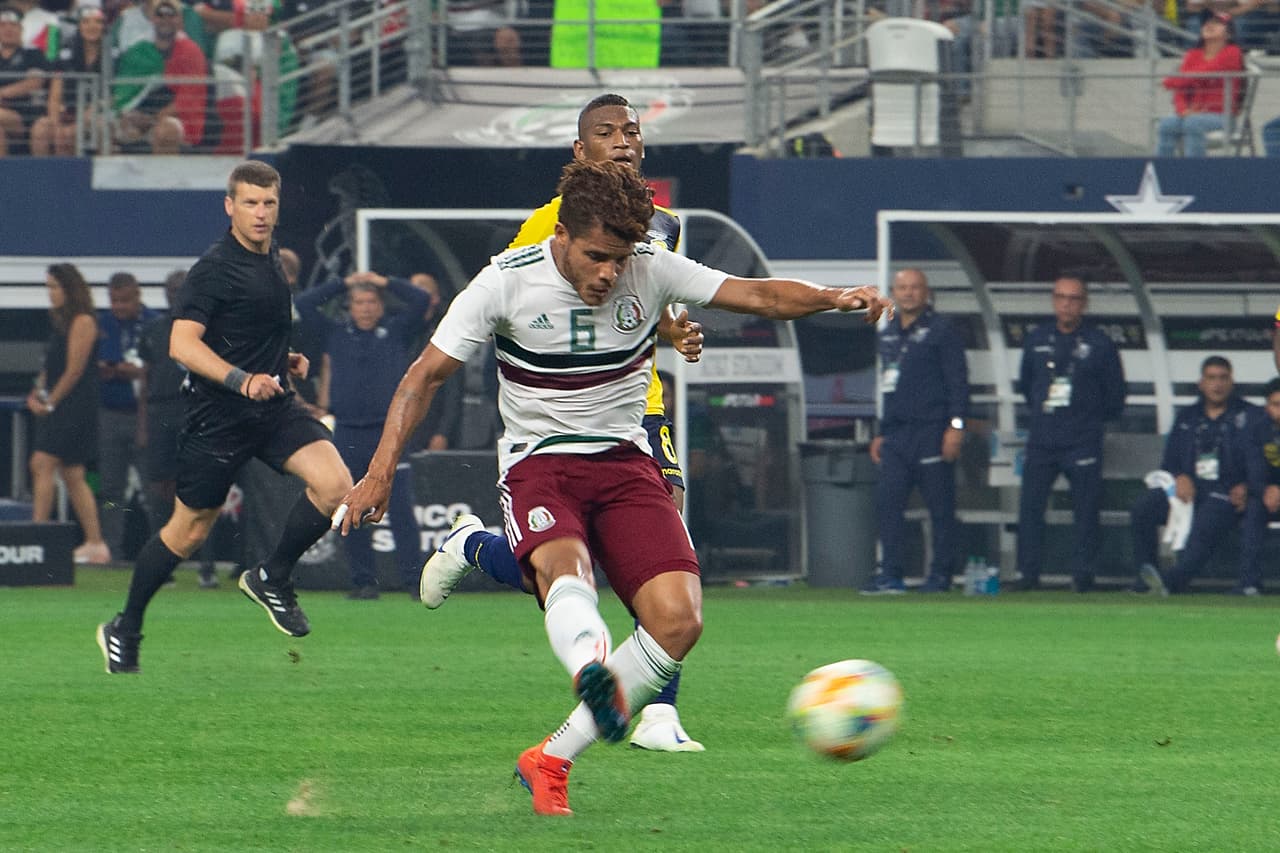 En el caso de Jonathan empezó a conectarse pronto en el cotejo, haciendo de manera eficaz su tarea en la recuperación de la pelota. Pero lo mejor fue su gol, de gran calidad, aquí el disparo que se anidó en la cabaña del portero Banguera. Esto ocurrió a los 28 minutos.