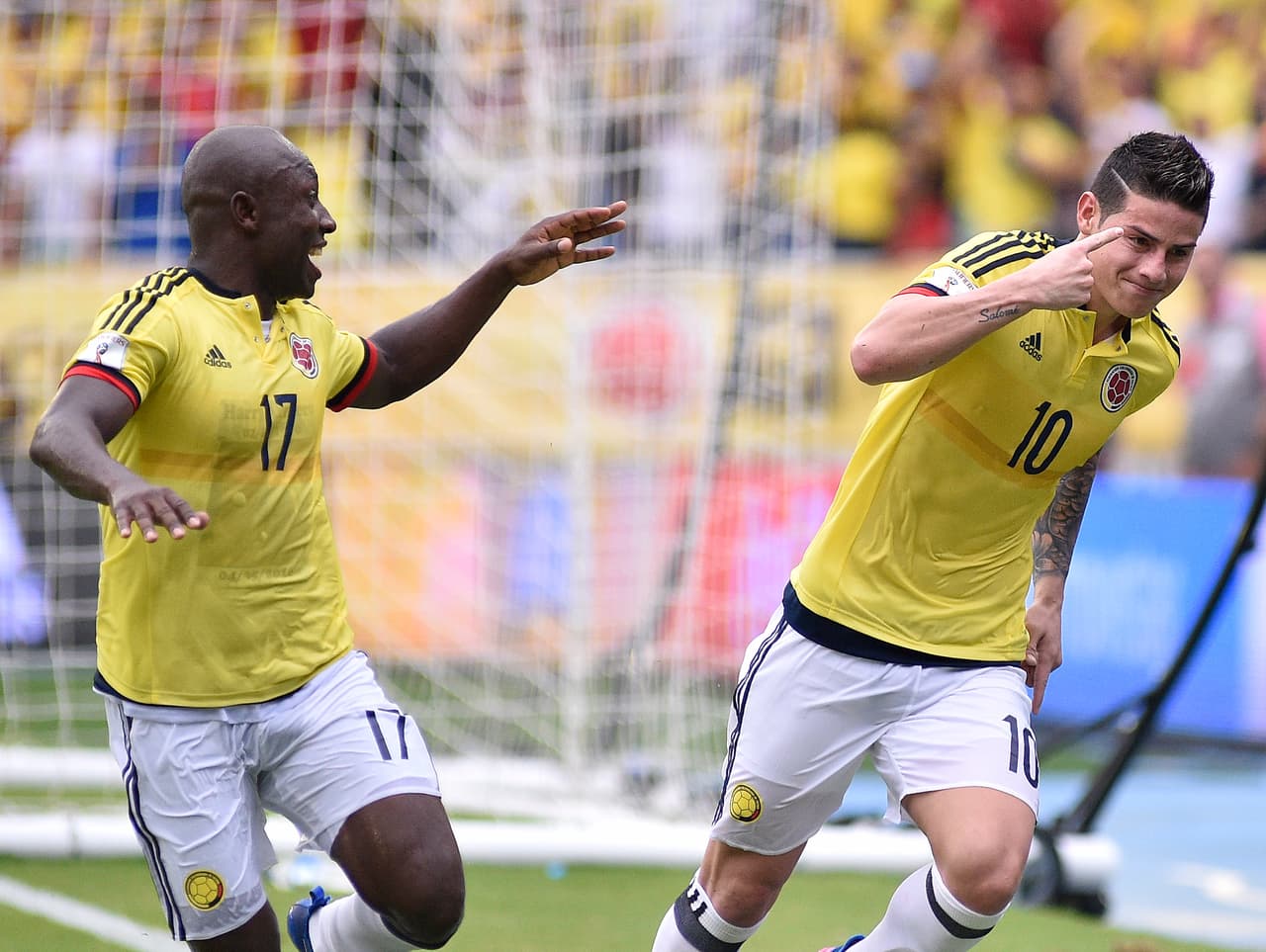 El lateral colombiano al final hizo parte de la celebración del triunfo de Colombia 1-0 contra Bolivia, pero organismos internacionales, como ONU Mujeres, han hecho duras críticas sobre este caso.
