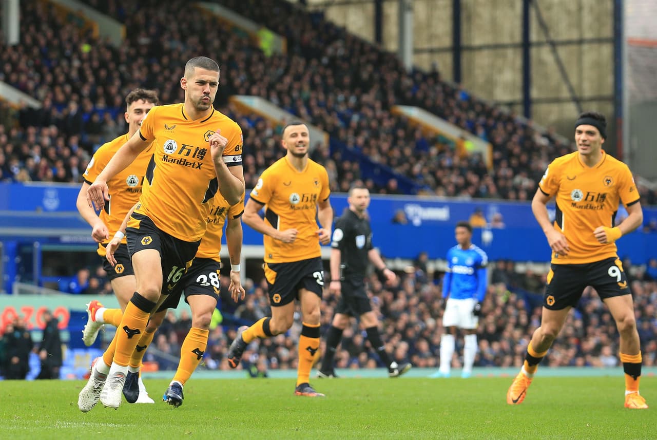 Wolves se acerca a zona de competiciones de Europa con triunfo sobre Everton de visitante; Raúl Jiménez fue titular y provocó una expulsión.