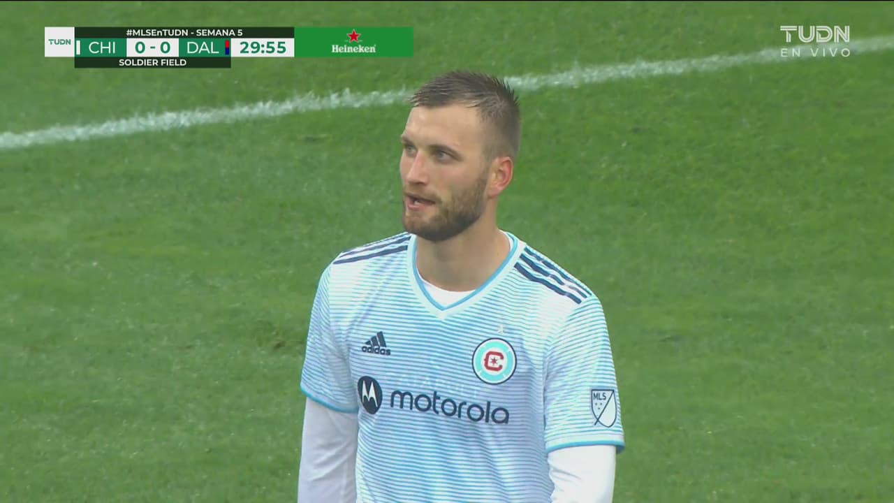 Przybyłko utiliza el recurso y la pelota pasa besando el arco de Dallas