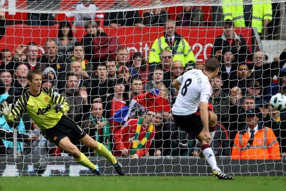 Peor llegó la reacción, liderada por Steven Gerrard.