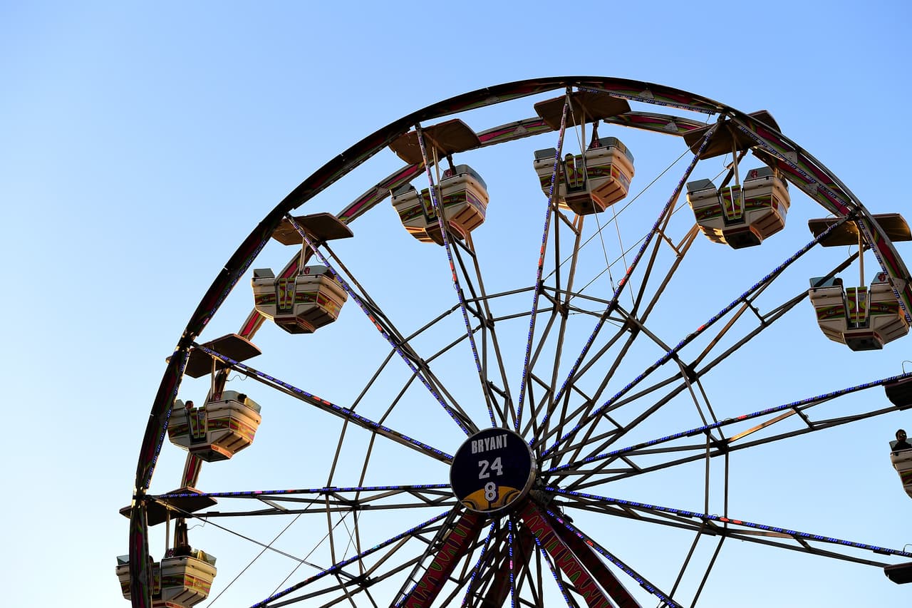 Asi disfrutan los fanáticos a las afueras del Staples Center en 'Kobeland'.
