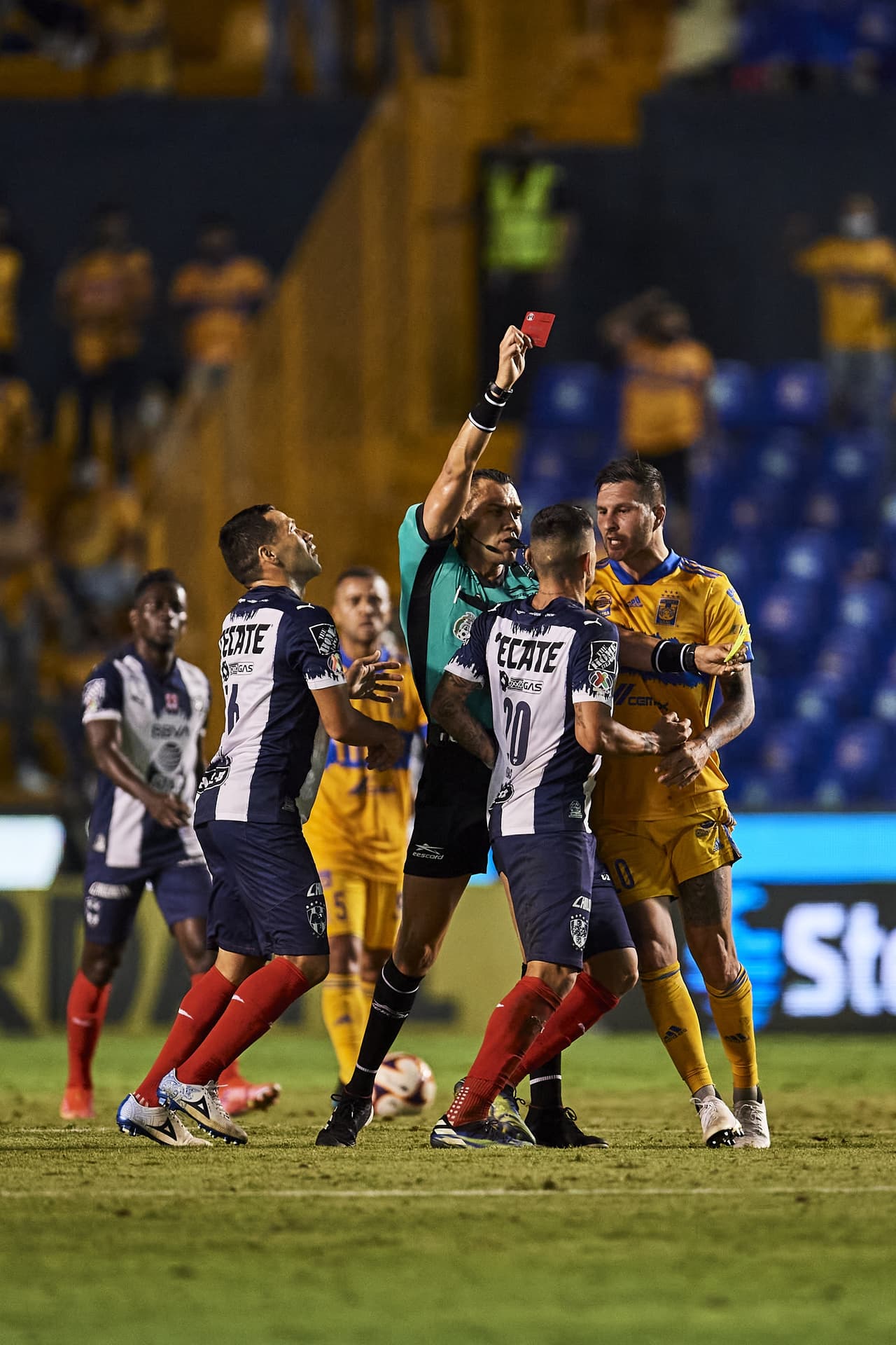 Todo se desató ya en la recta final del encuentro. Hubo expulsados en ambos bandos, Sebastián Vegas por el Monterrey y Rafael Carioca de Tigres.