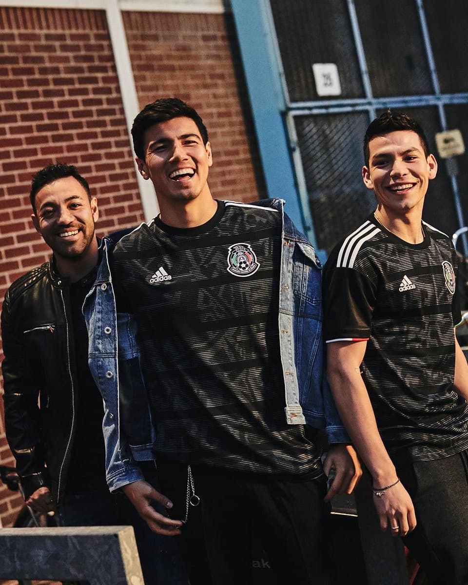 <a href="https://www.univision.com/deportes/futbol/mexico/vuelve-el-negro-estos-son-los-detalles-de-la-playera-del-tri-para-la-copa-oro-2019-fotos" target="_blank">Como lo habíamos anticipado hace unos días</a>, el Tri volverá a vestir de negro en su uniforme principal para la Copa Oro de 2019. Además, los patrones de la cultura azteca, como en 1994 con el calendario, hacen de esta playera una de las más hermosas de la temporada para los expertos.