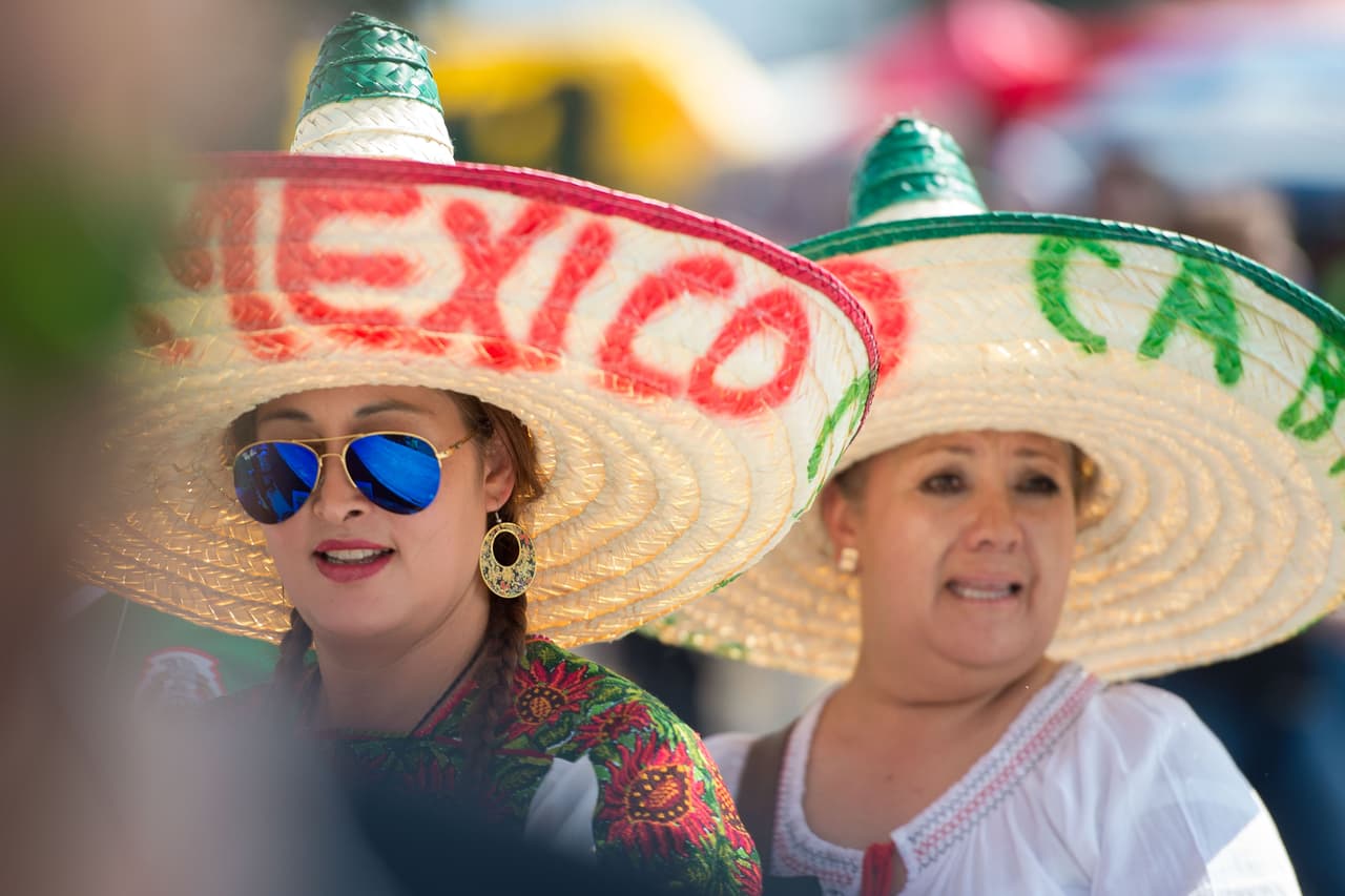 Las banderas, los atuendos típicos y el verde, blanco y rojo se hicieron presentes en el Estadio Azteca. Como siempre, la afición mexicana respondió para apoyar a la Selección.