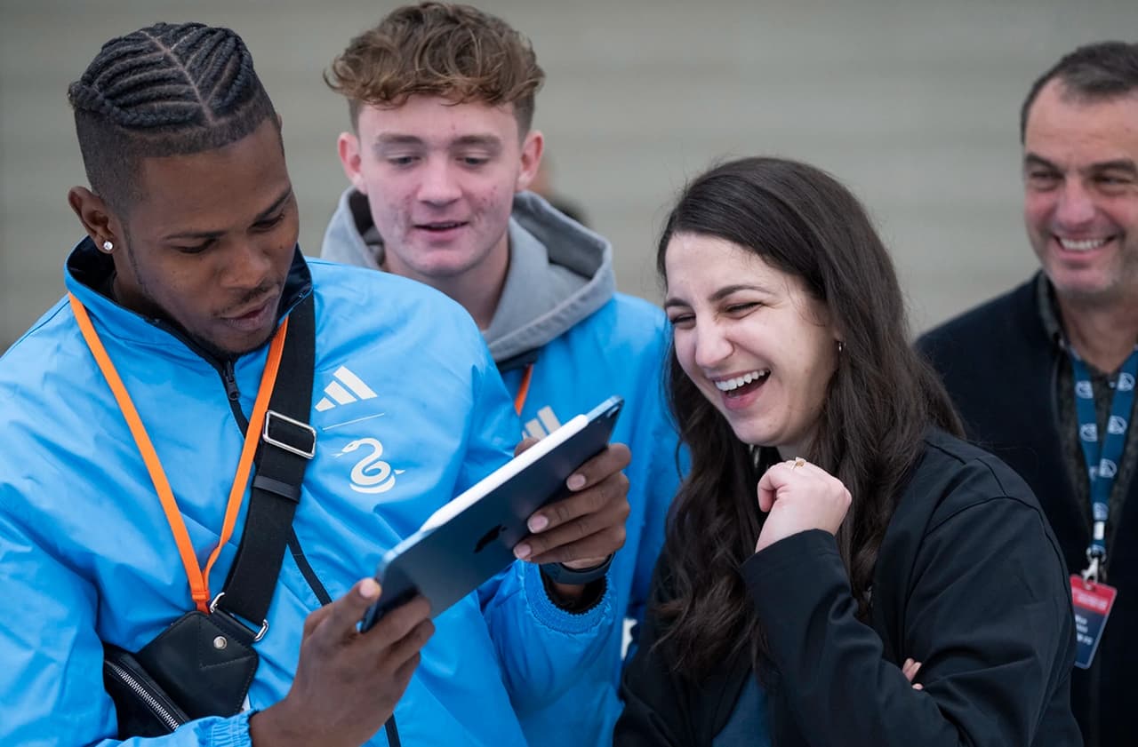 El arquero Andre Blake y el volante Jack McGlynn fueron los representantes de Philadelphia Union en la visita a Apple Park.