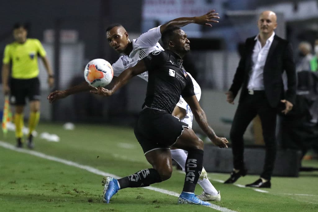 En un duelo lleno de tarjetas rojas, Santos consigue ganar 0-1 como visitante en la vuelta y conigue su pase a semifinales.