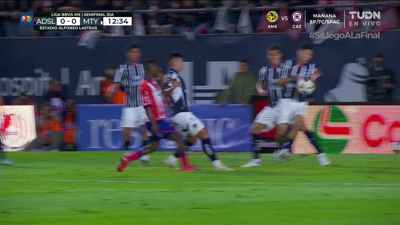 ¡Mano involuntaria de Arteaga! El balón le rebota al lateral de Rayados