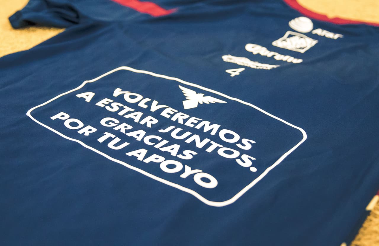 América realiza un homenaje a sus aficionados con bufandas, lonas y playeras en las gradas del Estadio Azteca con la leyenda: "Volveremos a estar juntos. Gracias por tu apoyo".