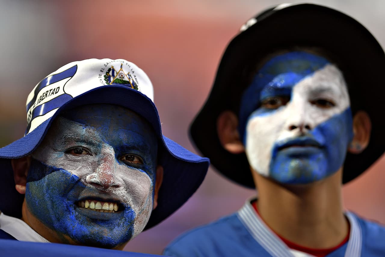 Excelente ambiente pusieron salvadoreños y hondureños en el duelo final del Grupo C de la Copa Oro en el Banc of California Stadium. El recinto en la ciudad de Los Ángeles se tiñó de blanco y azul, los colores de ambos equipos y ambas naciones. También captamos la llegada de los jugadores y entrenadores a este partido que pintaba muy atractivo.